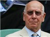 Huyền thoạn Bobby Charlton phải phẫu thuật